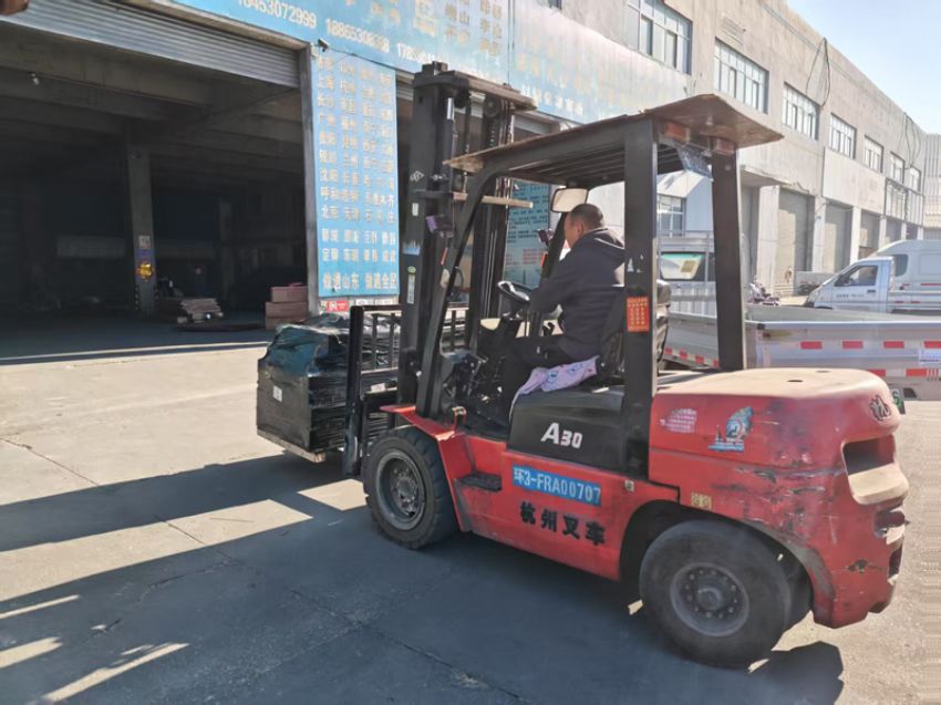 點(diǎn)擊查看詳細(xì)信息<br>標(biāo)題：發(fā)貨現(xiàn)場 閱讀次數(shù)：0