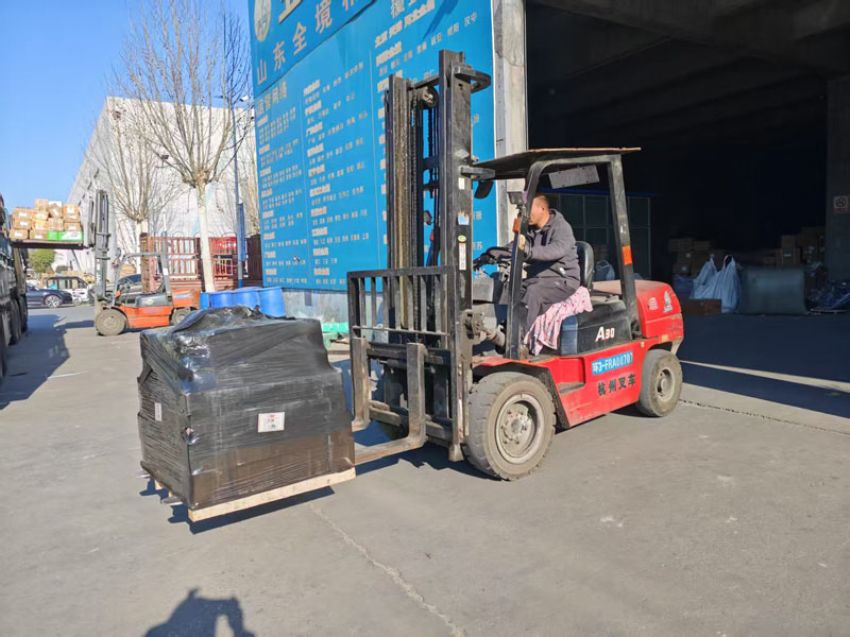 點(diǎn)擊查看詳細(xì)信息<br>標(biāo)題：發(fā)貨現(xiàn)場 閱讀次數(shù)：0