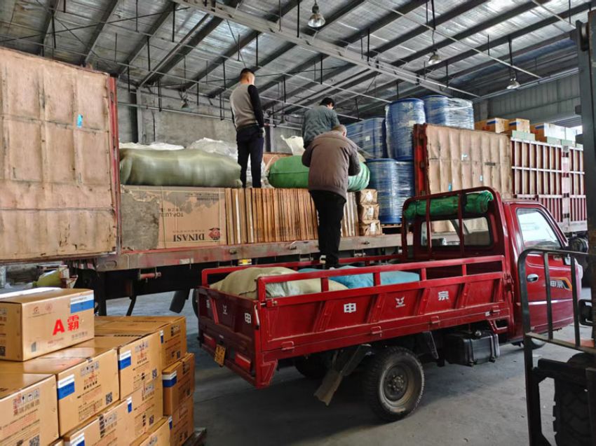 點(diǎn)擊查看詳細(xì)信息<br>標(biāo)題：發(fā)貨現(xiàn)場 閱讀次數(shù)：0